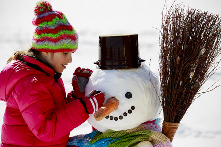 冬季娱乐，快乐的孩子玩堆雪人