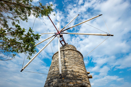 旧式的风车用作 Lasithi 高原上的旅游景点。希腊克里特岛
