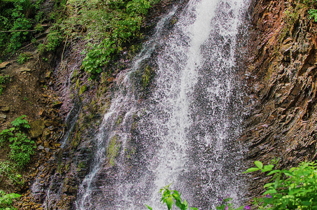 在山上的溪水流沿岩石和暴风雨扫管笏