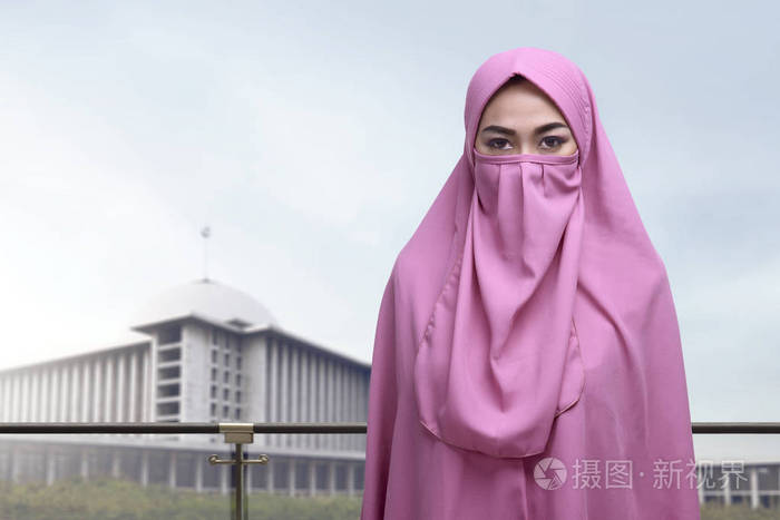 漂亮的亚洲穆斯林女子面纱站