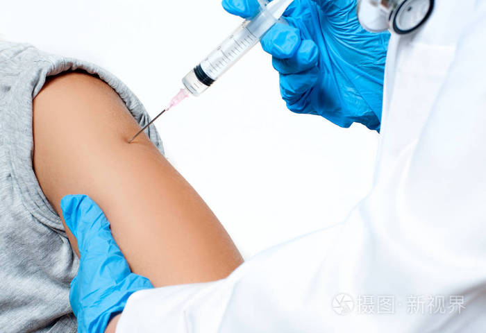 疫苗接种.医生对病人的手臂注射流感疫苗