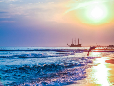 在日落期间土耳其海滩上的海景