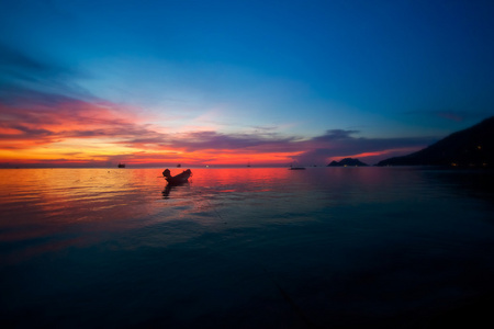 船在大海和落日的天空