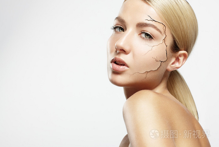 干裂的皮肤,脸上的女人