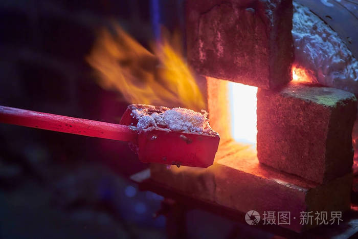 一个铁匠炉.白炽灯的红色金属.炉内火焰的爆裂