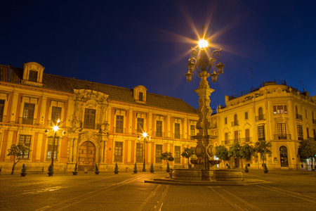 塞维利亚广场 del Triumfo 和 Palacio arzobispal 那宫殿 黄昏