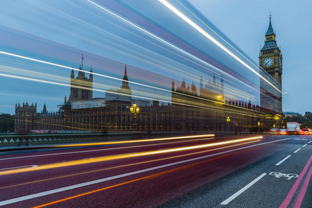 英国伦敦，英国。红色巴士模糊在威斯敏斯特桥在清晨的议案