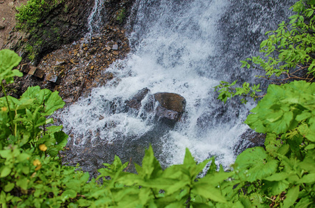 在山上的溪水流沿岩石和暴风雨扫管笏