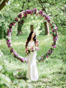 长长的黑发的新娘站在淡紫色的大圆圈前