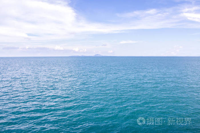 海表面平静的地平线海洋和蓝色天空背景照片-正版商用图片0v8iwn-摄图