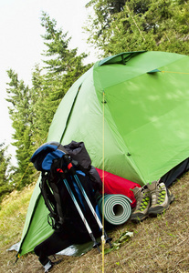 野营装备带帐篷 背包和靴子
