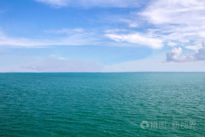 海表面平静的地平线海洋和蓝色天空背景