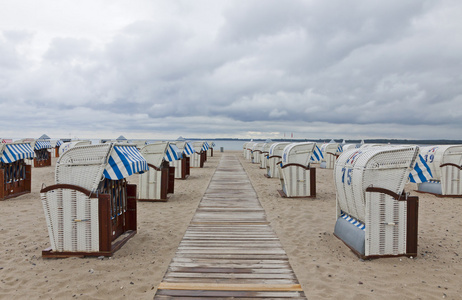 戴兜帽的沙滩椅 strandkorb 在波罗的海海岸
