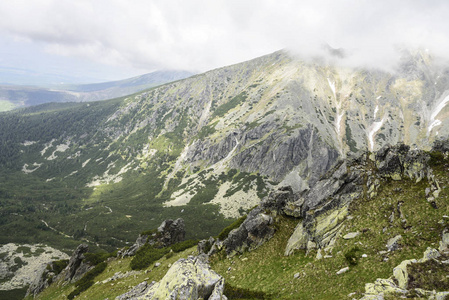 在阴天有雨云的山地景观。塔特拉山