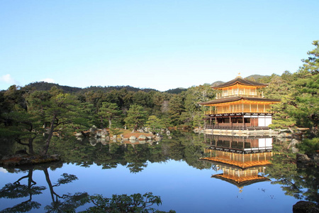 金阁和池塘在日本京都的金阁记 