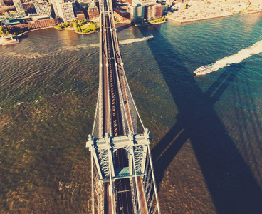 在纽约东河的曼哈顿大桥