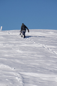 滑雪板攀登一座雪山