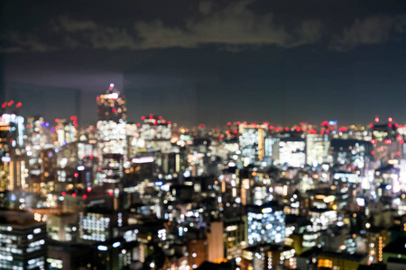 模糊在夜晚的东京城市天际线图片