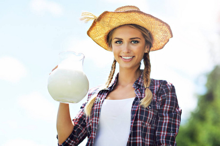 女人用新鲜有机牛奶