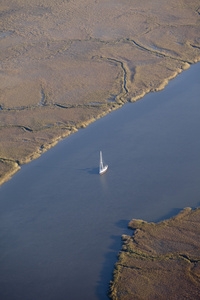 帆船上蜿蜒的河流图片