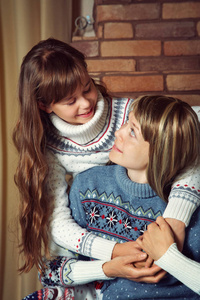 母亲和女儿在毛衣的肖像