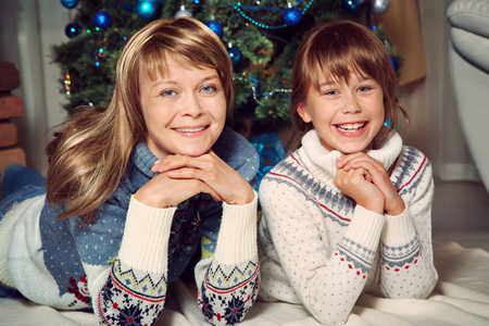 母亲和女儿在毛衣的肖像