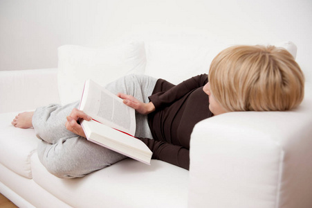 阅读本书躺在沙发上的女人