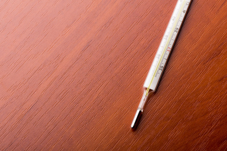 在一张木桌上的温度计图片
