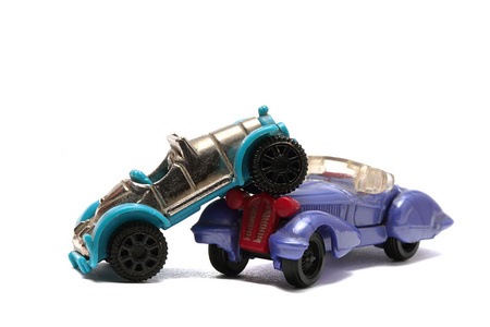 两辆拍摄的旧玩具车紧靠白色背景
