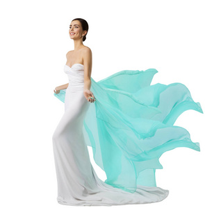 女人的长裙子，白色的丝绸长袍，挥舞着飞行织物的时装模特