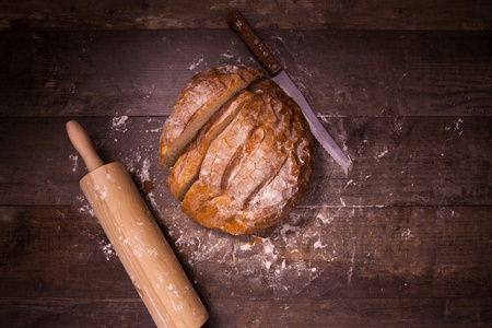 新鲜出炉的面包上铺满了粉木制的桌子上