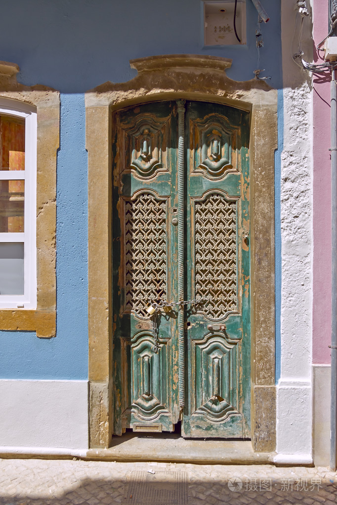 在古老的葡萄牙小镇的法鲁暗绿色门