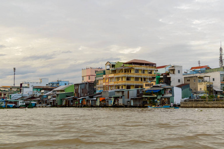 湄公河三角洲的滨江棚屋