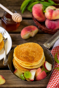 桃子和葡萄甜粗面粉煎饼图片