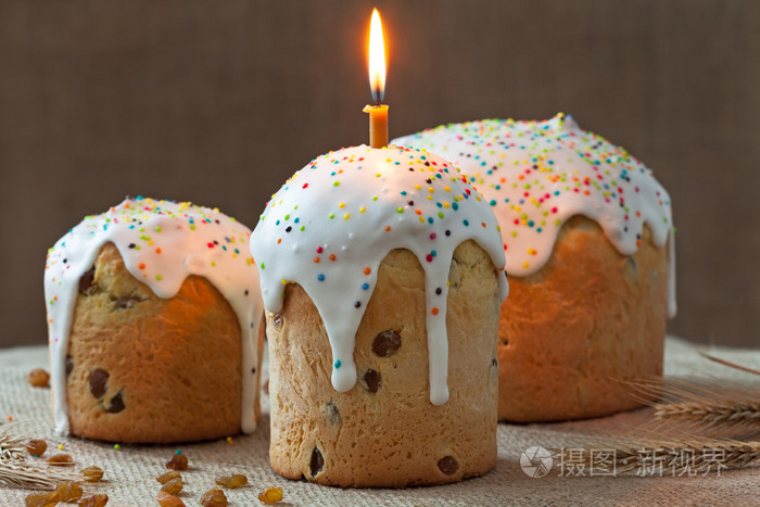 传统国产乌克兰文化复活节蛋糕叫库利希甜面包用一支蜡烛和锦上添花