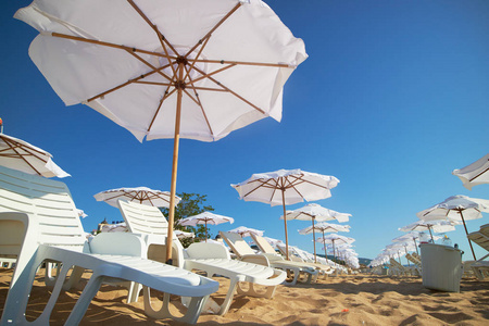 海滩日光浴浴床与遮阳伞