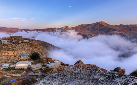 山区的 Gryz.Azerbaijan 村的日落