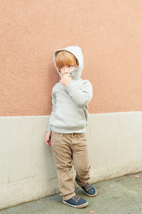 时尚的可爱的蹒跚学步的男孩的肖像