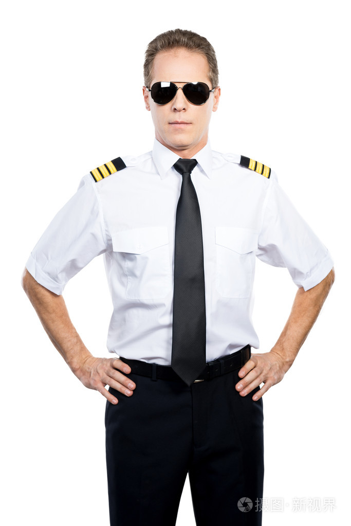 自信的男性飞行员制服