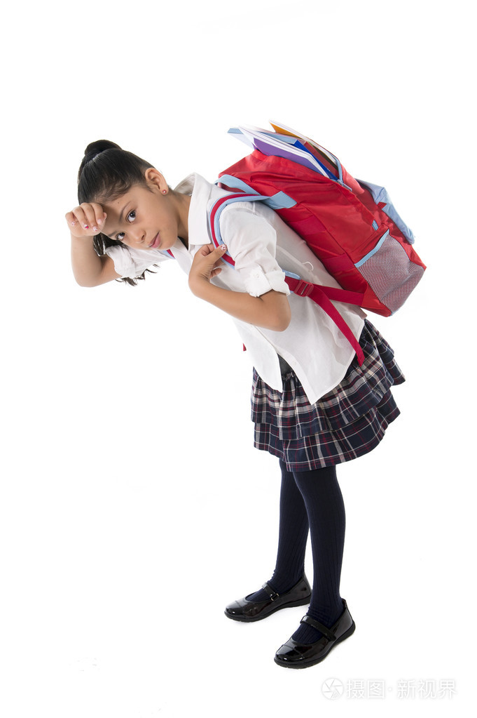 可爱的小女孩背着很重的背包或充分的书包
