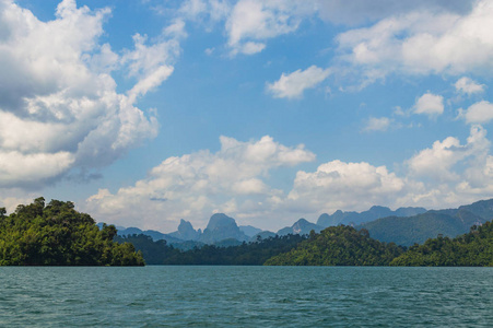 美丽的高山湖河天空和自然景点 Ratchaprapha 大坝在考索国家公园，素叻他尼府，泰国