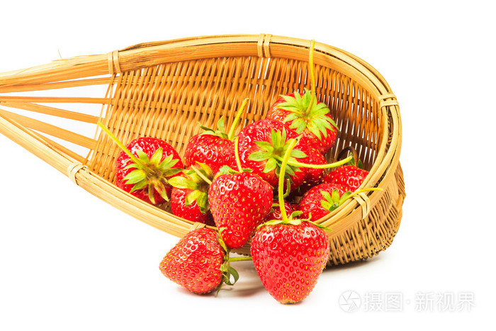 新鲜的草莓在一个竹篮内