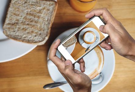 拍照的食物 食物摄影的智能手机，早上吃热的咖啡
