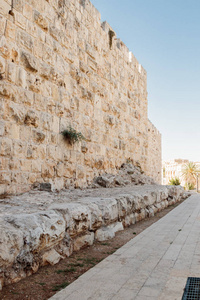 片段的堡垒墙面向 Hatsanhanim 街的 o
