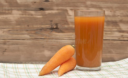 一杯胡萝卜汁和熟胡萝卜