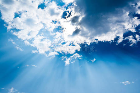 超现实的太阳光像爆炸一样穿过云层。