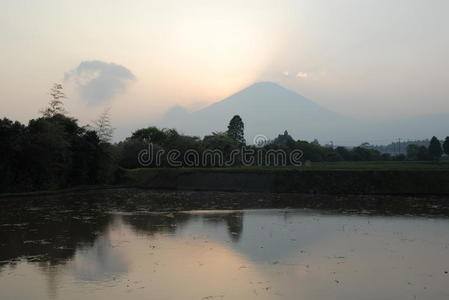 薄雾中黄昏的富士山图片