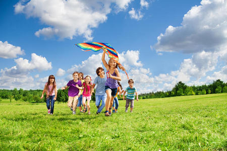 很多孩子玩风筝很开心