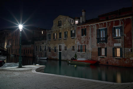 威尼斯的灯光在夜间长时间照射。
