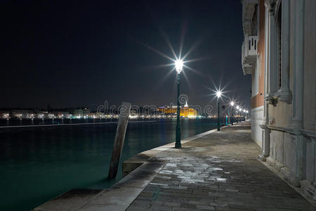 威尼斯的灯光在夜间长时间照射。